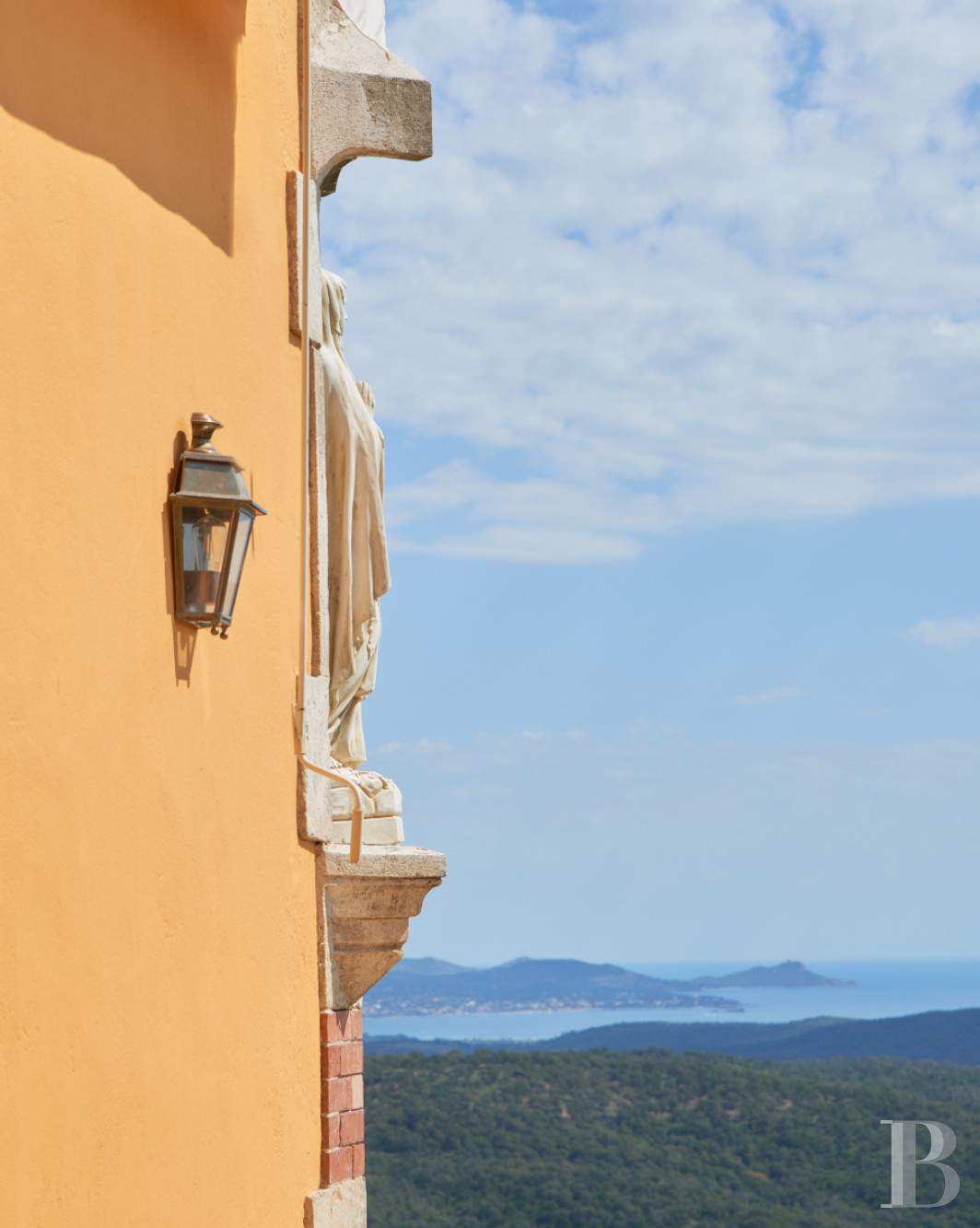 Dans le Var, sur la commune de Sainte-Maxime, une villa d’inspiration italienne dominant l’horizon jusqu’à la mer - photo  n°43